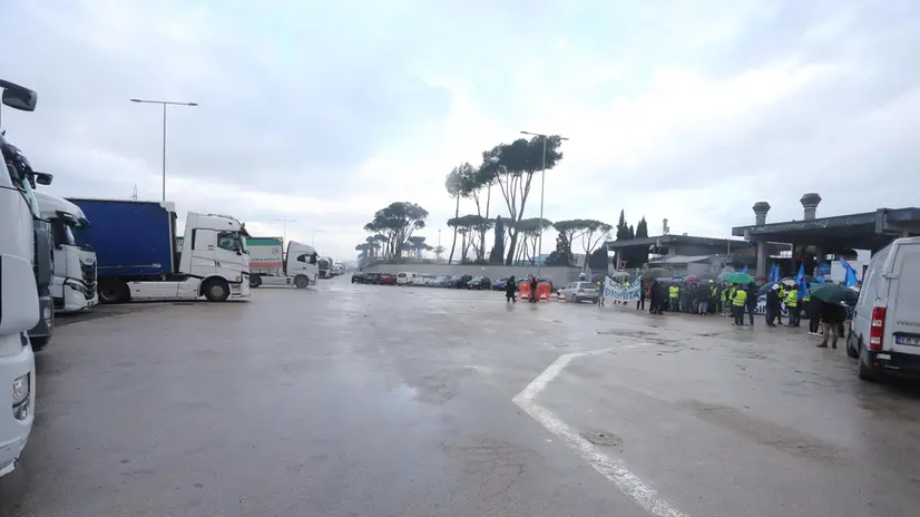 Operai dei servizi bloccano l'ingresso merci allo stabilimento Stellantis di Cassino, Piedimonte San Germano, 04 dicembre 2024. ANSA / ANTONIO NARDELLI