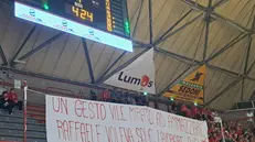 Uno striscione durante la parita Pistoia-Cremona dedicato all'autista morto a Rieti, 25 ottobre 2025. ANSA