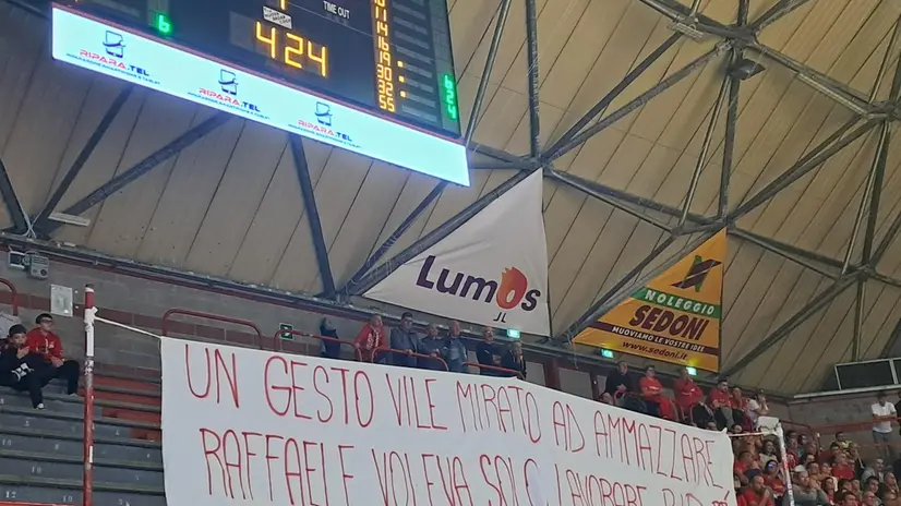 Uno striscione durante la parita Pistoia-Cremona dedicato all'autista morto a Rieti, 25 ottobre 2025. ANSA