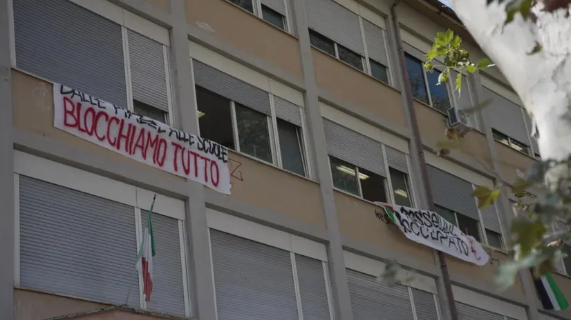 'Dalle piazze alle scuole, blocchiamo tutto'. E' lo striscione calato dall'alto con accanto il disegno della bandiera palestinese, del primo liceo occupato a Roma, dopo l'attacco ad alcune imbarcazioni della Global Sumud Flotilla. Si tratta dell'Istituto Cinematografico Roberto Rossellini, nella sede di via Libetta, a Roma. ANSA / VERONICA ANDREA SAUCHELLI