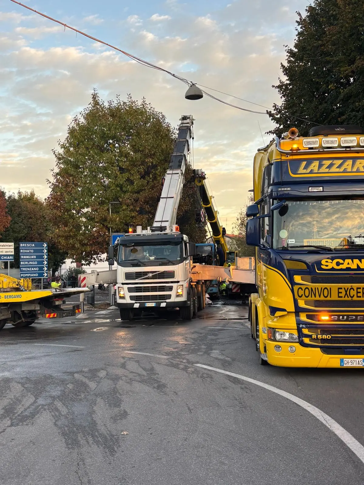 Le immagini del rogo sul pullman a Castrezzato