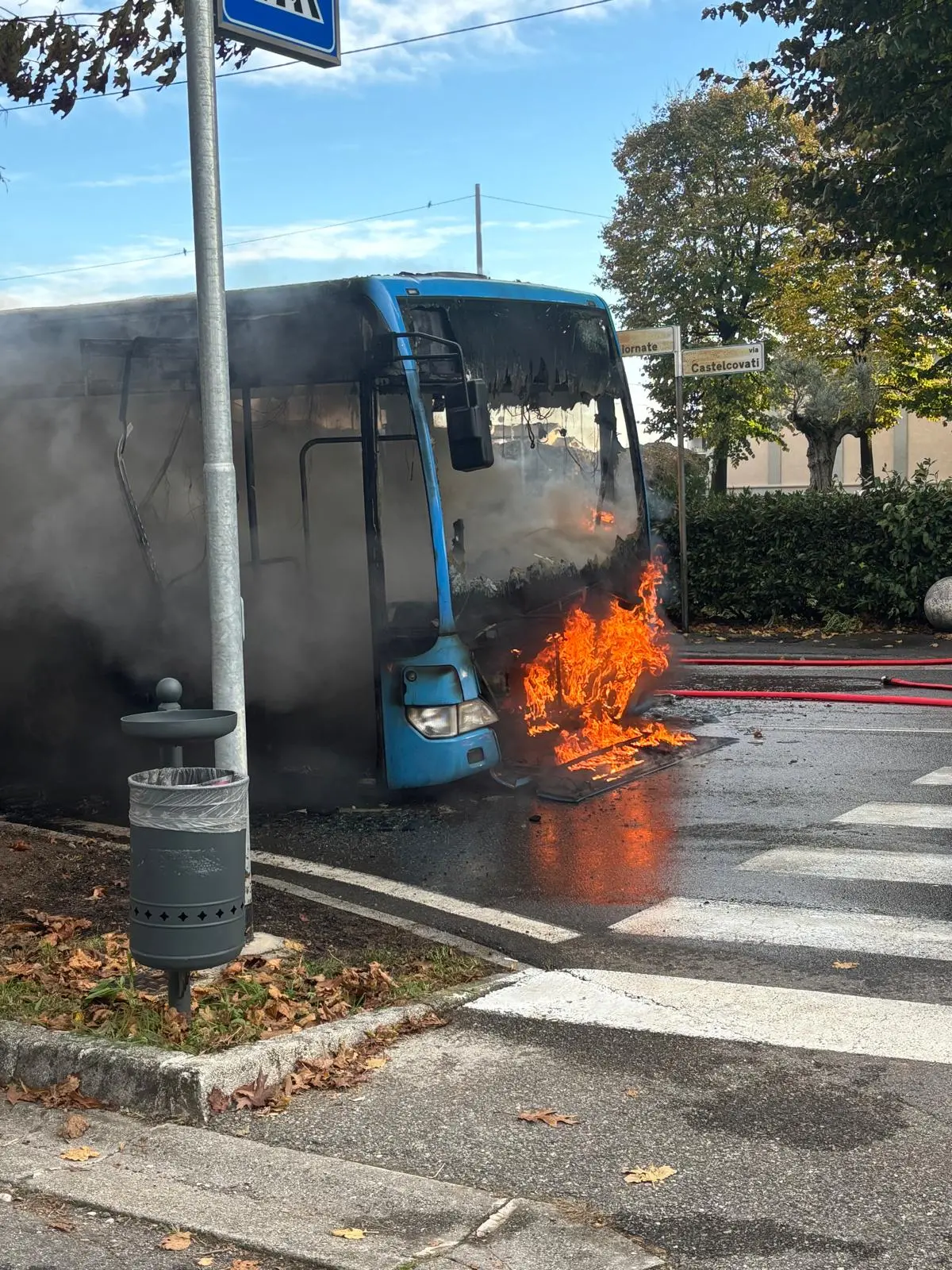Le immagini del rogo sul pullman a Castrezzato