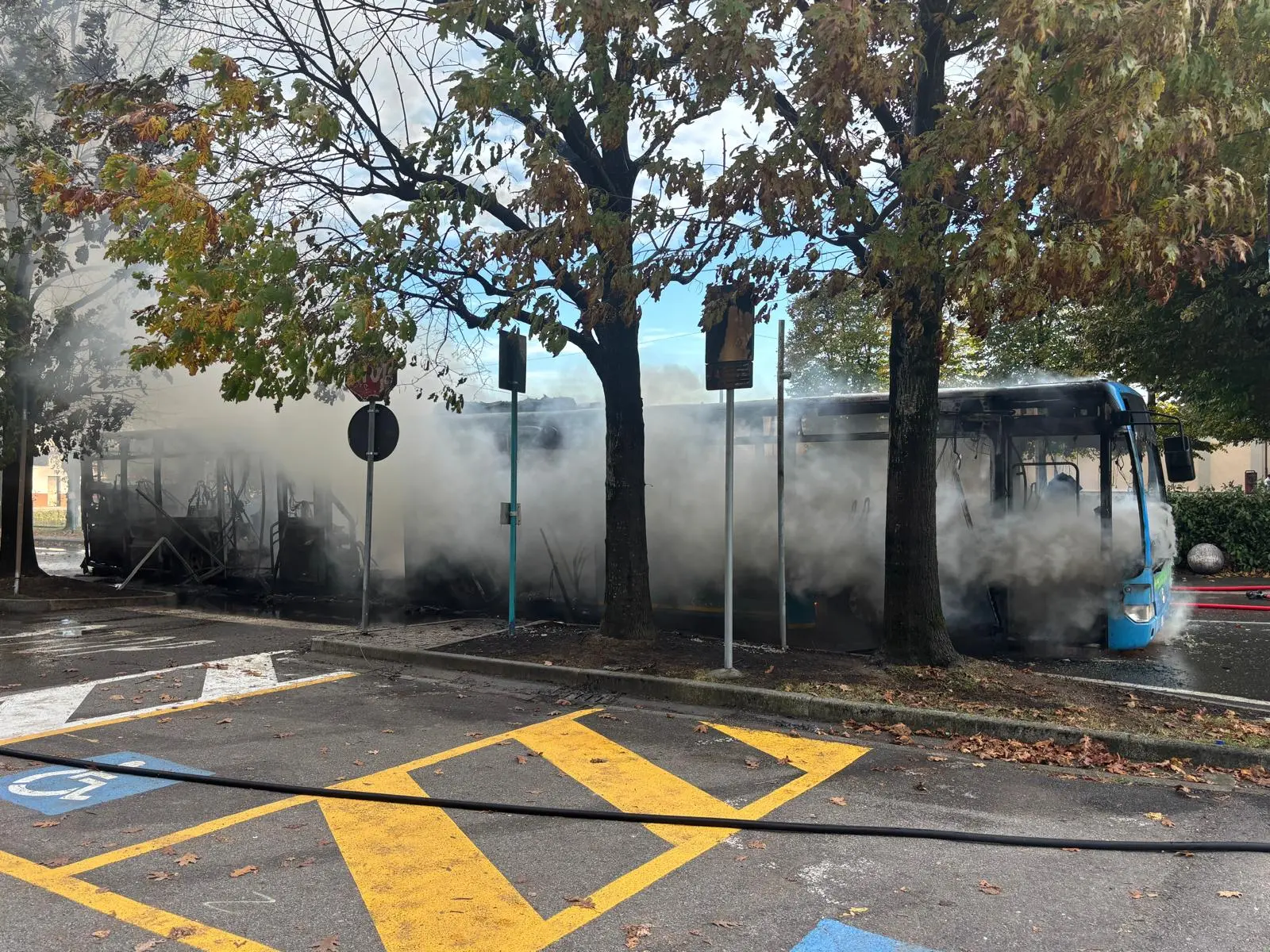 Le immagini del rogo sul pullman a Castrezzato