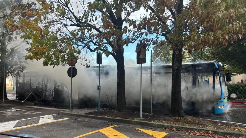 Le immagini del rogo sul pullman a Castrezzato