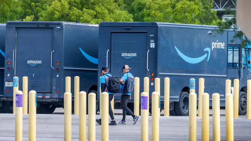epa12060878 Amazon workers walk at the parking lot outside the Amazon DMF5 Delivery Station in Miami, Florida, USA, 28 April 2025. Amazon is scheduled to share its first-quarter 2025 results on 01 May 2025, according to the company. EPA/CRISTOBAL HERRERA-ULASHKEVICH