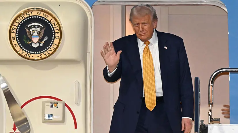 epa12485422 US President Donald Trump disembarks from Air Force One upon arrival at Haneda International Airport in Tokyo, Japan, 27 October 2025. The president is on a three-day visit that includes meetings with Japan's newly elected Prime Minister Sanae Takaichi and Emperor Naruhito, aimed at reaffirming the Japan–US alliance. EPA/JIJI PRESS JAPAN OUT EDITORIAL USE ONLY/