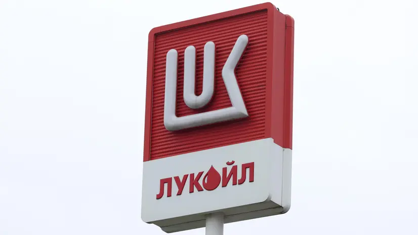 epa12485968 Signange at a gas station of Russian multinational energy corporation Lukoil in Moscow, Russia, 27 October 2025. EPA/MAXIM SHIPENKOV