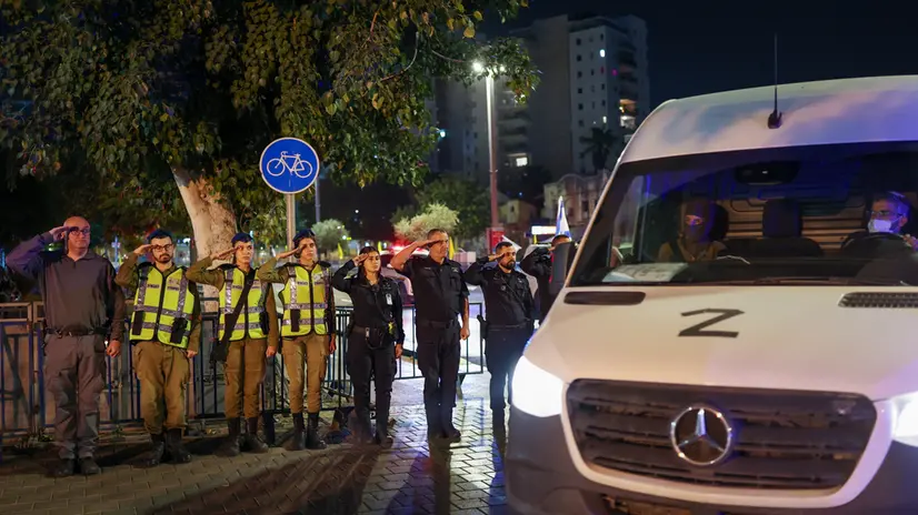 epa12486747 Israeli soldiers and police salute as a convoy carrying the body of an Israeli hostage handed over by Hamas arrives at the National Center of Forensic Medicine in Tel Aviv, Israel, 28 October 2025. US President Donald Trump's Gaza peace plan has led to an agreement between Israel and Hamas that calls for the release of Israeli hostages and Palestinian prisoners, a partial withdrawal of Israeli forces, and expanded delivery of humanitarian aid to Gaza. EPA/ATEF SAFADI