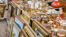 La bancarella di un mercato dell'usato