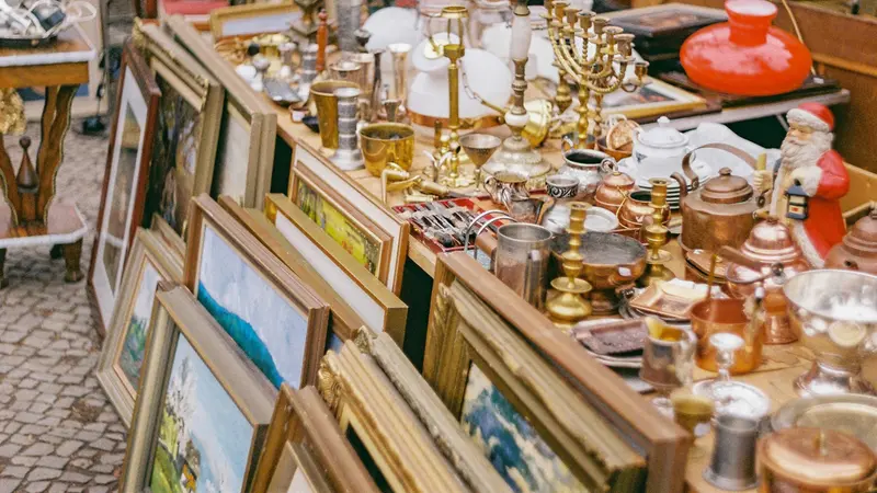 La bancarella di un mercato dell'usato