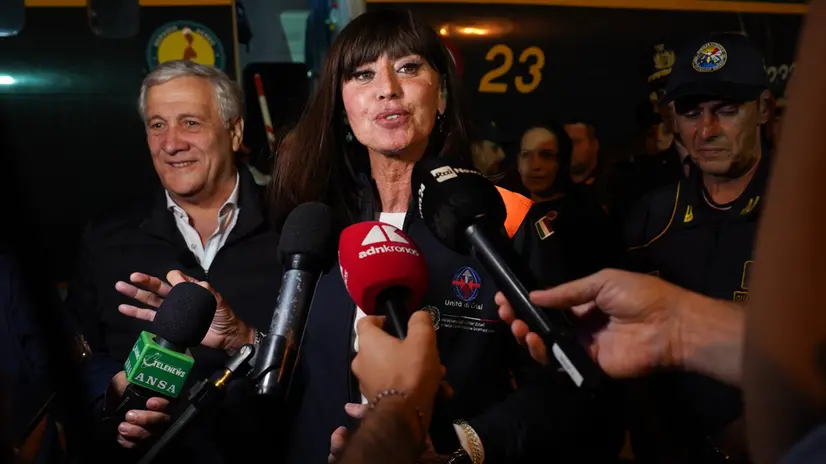 Nella foto il Ministro degli Affari Esteri Antonio Tajani e la Ministra dell'università Anna Maria Bernini accolgono studenti da Gaza. Ciampino, 23 Ottobre 2025. ANSA/TELENEWS