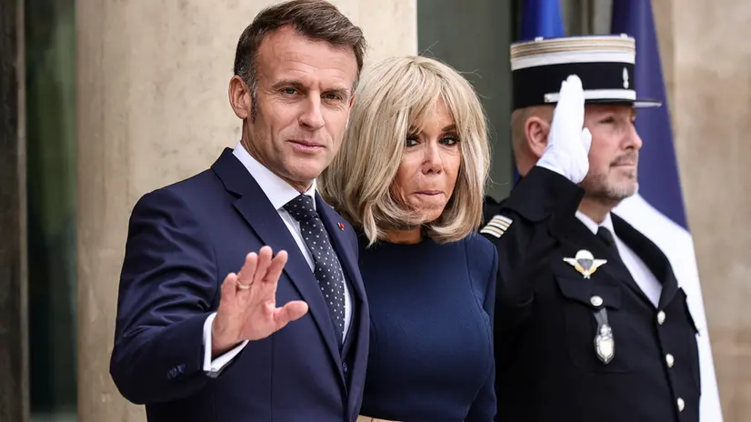 epa12439211 French President Emmanuel Macron (L) and his wife, Brigitte Macron (R), await Prince Hussein bin Abdullah of Jordan and his wife, Princess Rajwa Al Hussein (not pictured), at the Elysee Palace in Paris, France, 08 October 2025. EPA/TERESA SUAREZ