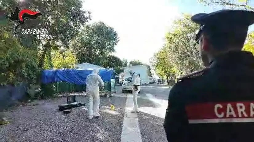 Carabinieri durante i rilievi in seguito alla morte di Dolores Dori nei pressi del campo nomadi di Lonato del Garda (BS). ANSA/CARABINIERI