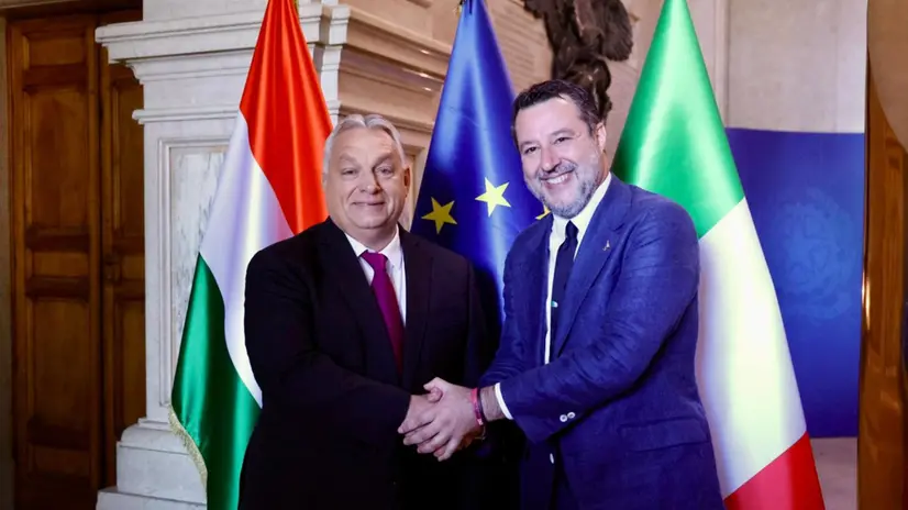Il premier ungherese Viktor Orban nella sede del ministero dei Trasporti per incontrare il leader della Lega e vicepremier Matteo Salvini, 28 ottobre 2025. ANSA/Ufficio stampa Lega. +++FOTO DIFFUSA DALL'UFFICIO STAMPA LEGA - USARE SOLO PER ILLUSTRARE OGGI LA NOTIZIA INDICATA NEL TITOLO - NON ARCHIVIARE - NON VENDERE - NON USARE PER FINI NON GIORNALISTICI - NPK+++
