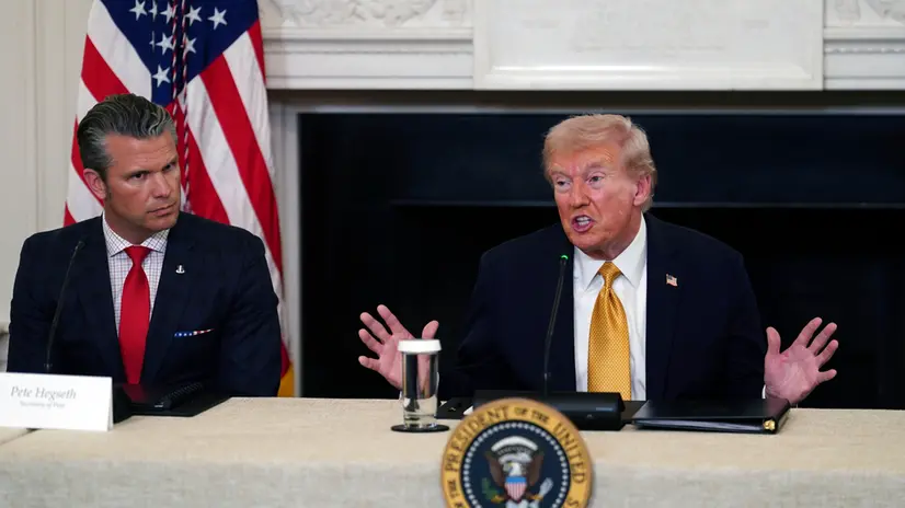 epa12477192 US President Donald Trump (R) and US Secretary of Defense Pete Hegseth (L) during a roundtable with the Homeland Security Task Force in the State Dining Room of the White House in Washington, DC, USA, 23 October 2025. EPA/WILL OLIVER / POOL POOL