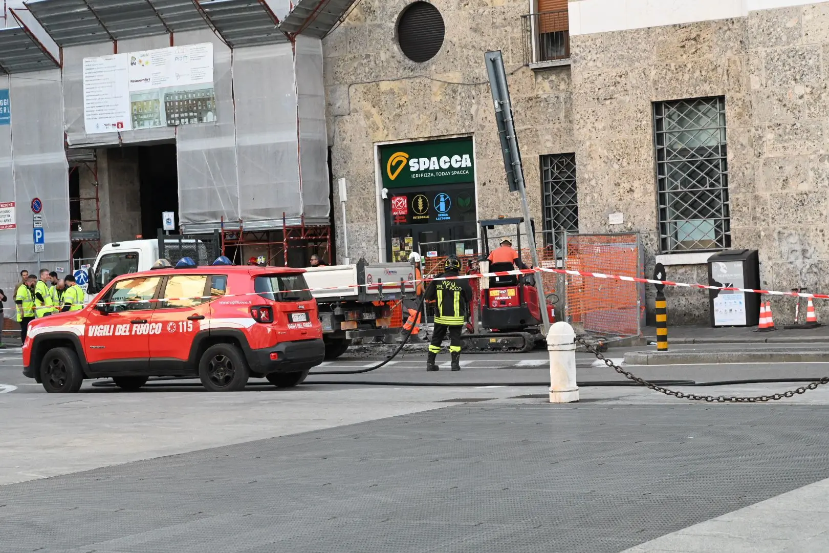 L'intervento per la fuga di gas in piazza Vittoria