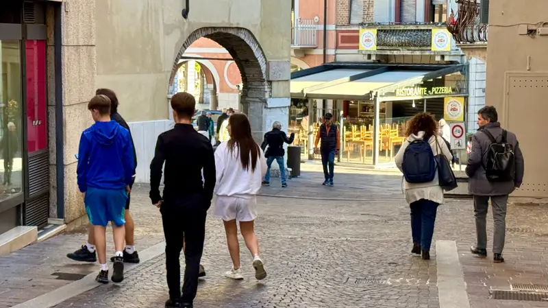 Turisti a passeggio nel cuore di Desenzano