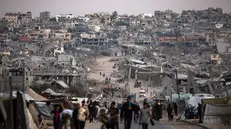 epaselect epa12482109 Palestinians walk among the ruins of their destroyed homes in Khan Younis, southern Gaza Strip, 25 October 2025. EPA/HAITHAM IMAD