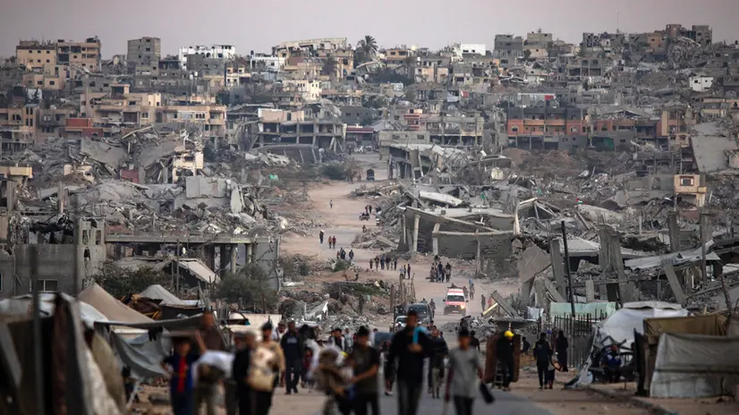 epaselect epa12482109 Palestinians walk among the ruins of their destroyed homes in Khan Younis, southern Gaza Strip, 25 October 2025. EPA/HAITHAM IMAD
