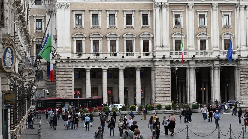 Palazzo Chigi osserva il lutto nazionale, con le bandiere a mezz'asta, per la tragica scomparsa dei tre carabinieri caduti nell'esplosione avvenuta a Castel d'Azzano, in provincia di Verona, durante un'operazione di servizio. Roma, 17 ottobre 2025. ANSA/MAURIZIO BRAMBATTI