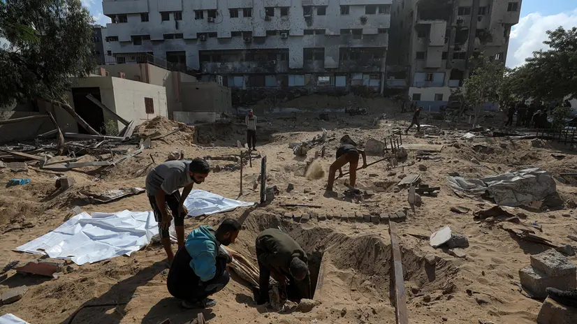 epa12478461 Palestinians recover the bodies of family members killed during the war from the grounds of Al-Shifa Hospital in Gaza City, Gaza Strip, 24 October 2025. The bodies are being transferred for burial in official cemeteries, following the partial withdrawal of Israeli forces from Gaza after a ceasefire agreement between Israel and Hamas. EPA/MOHAMMED SABER