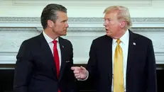 Il segretario della Difesa Hegseth e Trump - Foto Ansa © www.giornaledibrescia.it