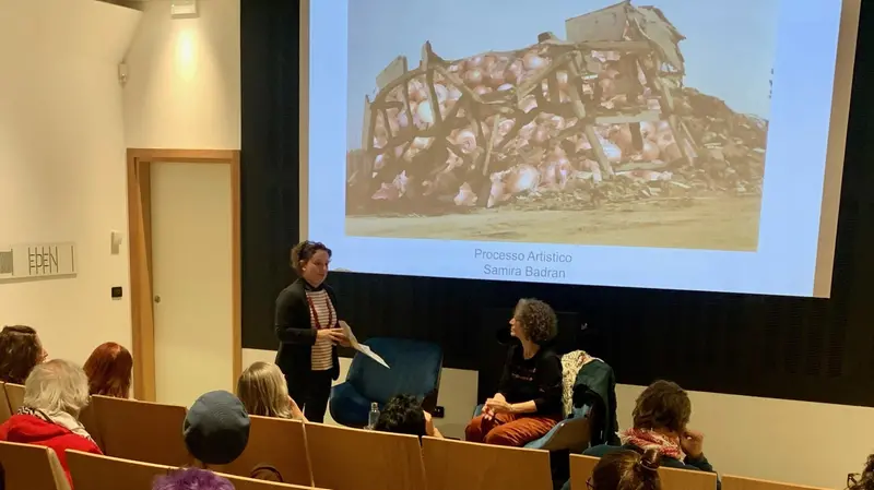 La regista Samira Badran (a destra) ieri al Nuovo Eden - © www.giornaledibrescia.it