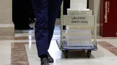 Faldoni contenenti le norme da approvare - Foto Ansa © www.giornaledibrescia.it