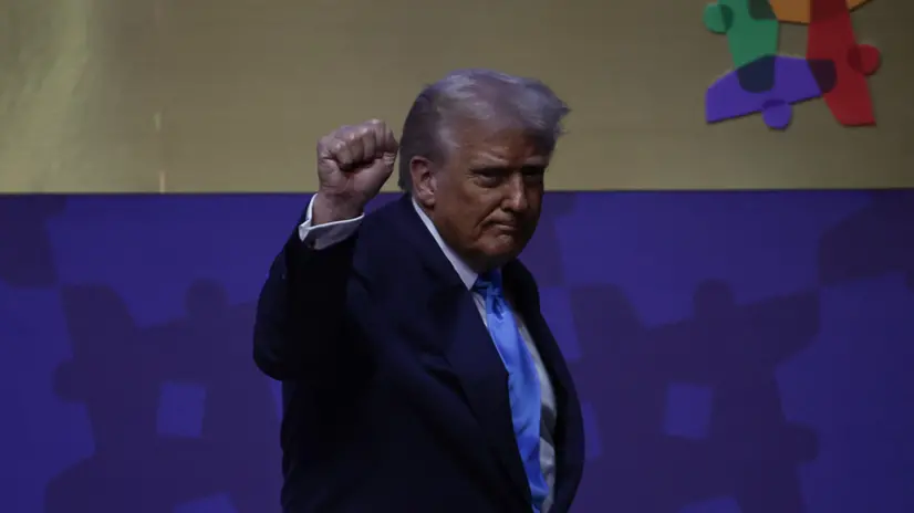 epa12489309 US President Donald Trump gestures during the APEC CEO Summit in Gyeongju, South Korea, 29 October 2025. The summit runs in Gyeongju from 01 to 31 October. EPA/ANDRES MARTINEZ CASARES