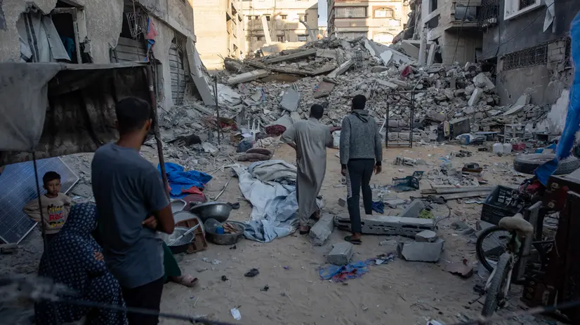 epa12489414 Palestinians inspect the rubble of a house destroyed in an Israeli airstrike on Khan Yunis, in the southern Gaza Strip, 29 October 2025. Gaza’s Civil Defense reported that dozens of Israeli airstrikes overnight killed at least 60 people in the Gaza Strip. EPA/HAITHAM IMAD