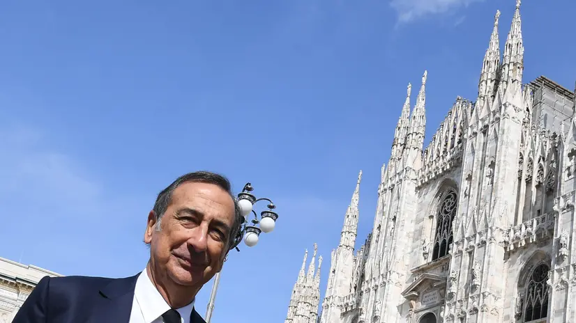 Il sindaco di Milano, Giuseppe Sala, in piazza Duomo, all'arrivo per un visita con il ministro della Cultura Dario Franceschini alla galleria del Futurismo del museo del Novecento di Milano, 30 settembre 2021. Il museo, che riaprirà domani, si arricchisce anche di alcuni nuovi capolavori a partire dalle sei opere della collezione Antognini Pasquinelli appena donate al Comune. ANSA/DANIEL DAL ZENNARO