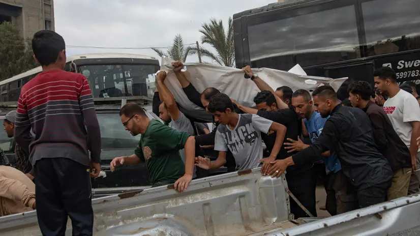 epa12489415 A body is delivered to Nasser hospital in Khan Yunis, in the southern Gaza Strip, 29 October 2025. Gaza’s Civil Defense reported that dozens of Israeli airstrikes overnight killed at least 60 people in the Gaza Strip. EPA/HAITHAM IMAD