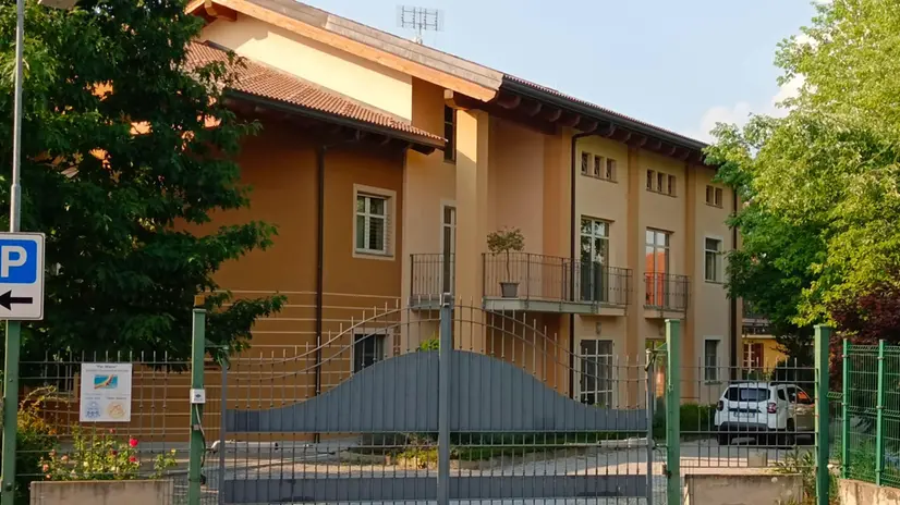 Una veduta esterna della cooperativa "Per Mano" di Cuneo. Dodici operatori di un centro diurno per disabili di Cuneo sono stati rinviati a giudizio per maltrattamenti, in riferimento a una serie di episodi che si sarebbero protratti dal 2014 all'aprile 2019. Quindici gli ospiti identificati come vittime dei presunti maltrattamenti, tutti affetti da autismo associato a patologie psichiatriche e alcuni di loro minorenni. Tra gli episodi citati c'è un caso in cui un ragazzo sarebbe stato colpito con una scarpa al volto da uno degli infermieri, mentre una psicologa si sarebbe resa protagonista di una serie di umiliazioni fisiche nei confronti di uno degli ospiti ANSA/ANDREA CASCIOLI