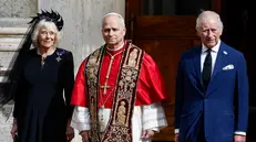 La regina Camilla, papa Leone XIV e re Carlo III - Foto Ansa © www.giornaledibrescia.it