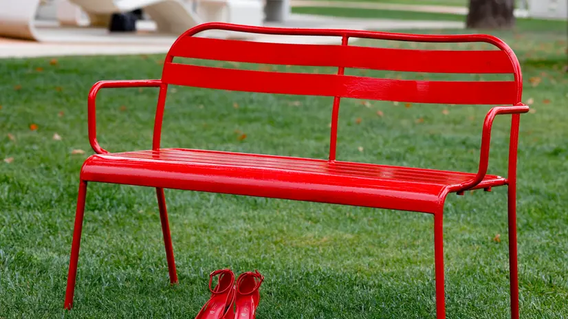 Cerimonia per la collocazione di una panchina rossa nel campus della Facoltà di Medicina e chirurgia dell’Università’ Cattolica del Sacro Cuore per iniziativa delle studentesse in solidarieta’ con le giovani vittime e per sensibilizzare tutta l’opinione pubblica contro la violenza di genere, Roma 14 aprile 2025. ANSA/FABIO FRUSTACI
