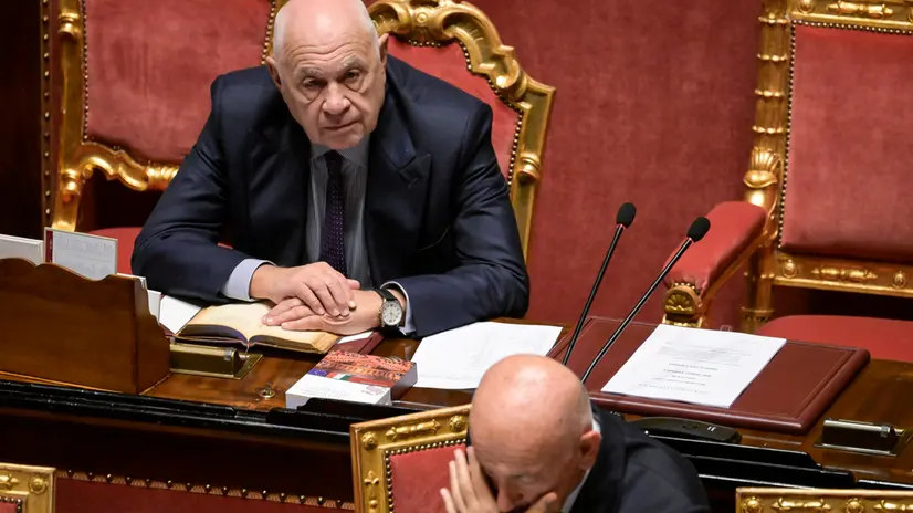 Il ministro della Giustizia, Carlo Nordio (S), con il sottosegretario alla Giustizia, Francesco Paolo Sisto (D), durante la discussione in Senato del ddl sulla separazione delle carriere dei magistrati, Roma, 29 ottobre 2025. ANSA/RICCARDO ANTIMIANI