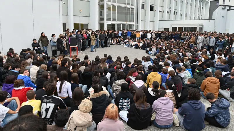 Studenti nel cortile del liceo Leonardo - Foto Gabriele Strada/Neg © www.giornaledibrescia.it