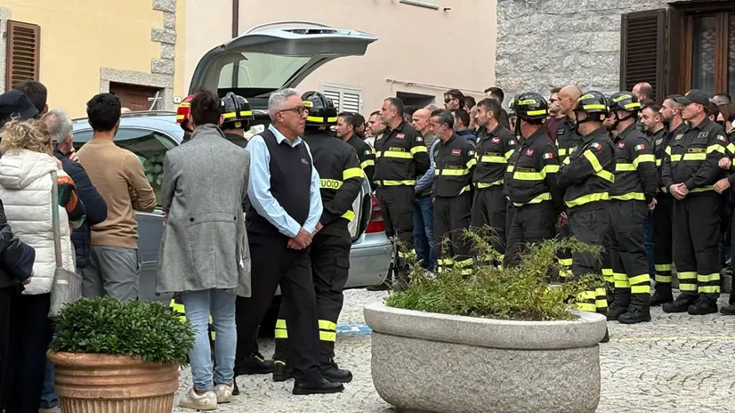 Auto giù dal ponte in Gallura, funerale del giovane Omar Masia a Calangianus