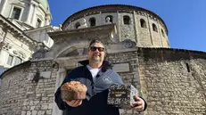 Il proprietario de Èl Forner Paolo Piantoni con «La Rotonda» fuori dal duomo vecchio