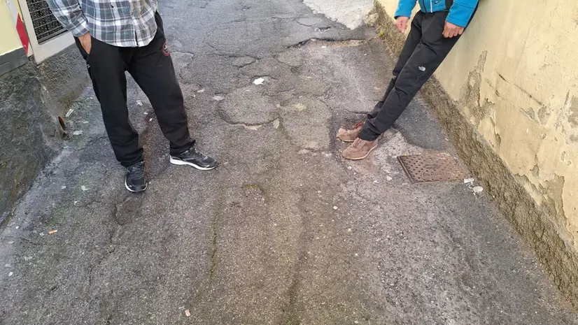 Una buca in una delle vie - © www.giornaledibrescia.it