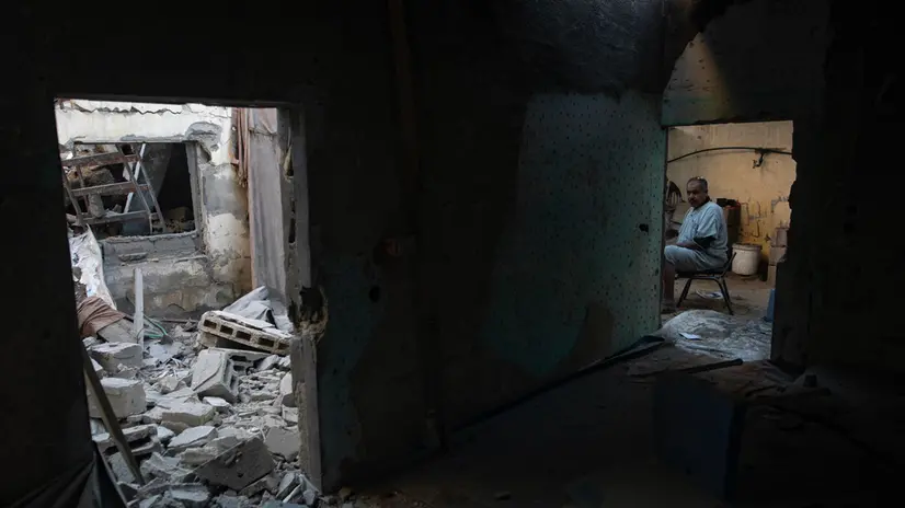 epa12489397 A Palestinian man sits amongst the rubble of a house destroyed in an Israeli airstrike on Khan Yunis, in the southern Gaza Strip, 29 October 2025. Gaza’s Civil Defense reported that dozens of Israeli airstrikes overnight killed at least 60 people in the Gaza Strip. EPA/HAITHAM IMAD