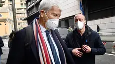 Stefano Origone (D) e il suo avvocato Cesare Manzitti (S), dopo la sentenza di primo grado, davanti al palazzo di Giustizia, contro 4 agenti del reparto Mobile di Genova, che sono stati riconosciuti colpevoli e condannati a 40 giorni. Il giornalista era rimasto coinvolto in una carica della Polizia e ferito alle dita di una mano, durante gli scontri avvenuti in piazza Corvetto il 23 maggio 2019 durante le proteste per una manifestazione di Casapound e Forza Nuova. Genova, 10 febbraio 2021 ANSA/LUCA ZENNARO