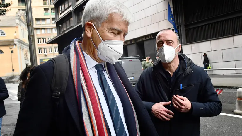 Stefano Origone (D) e il suo avvocato Cesare Manzitti (S), dopo la sentenza di primo grado, davanti al palazzo di Giustizia, contro 4 agenti del reparto Mobile di Genova, che sono stati riconosciuti colpevoli e condannati a 40 giorni. Il giornalista era rimasto coinvolto in una carica della Polizia e ferito alle dita di una mano, durante gli scontri avvenuti in piazza Corvetto il 23 maggio 2019 durante le proteste per una manifestazione di Casapound e Forza Nuova. Genova, 10 febbraio 2021 ANSA/LUCA ZENNARO