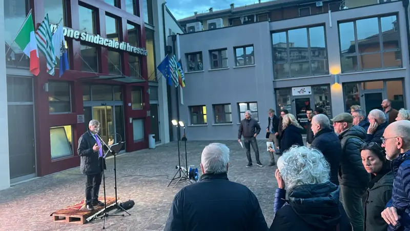 Il ricordo delle vittime alla Cisl di Brescia - © www.giornaledibrescia.it