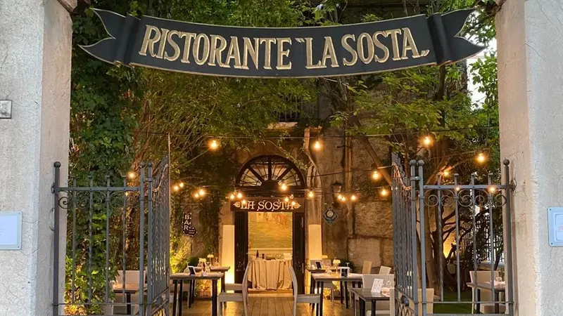 L'ingresso del ristorante in via San Martino - © www.giornaledibrescia.it