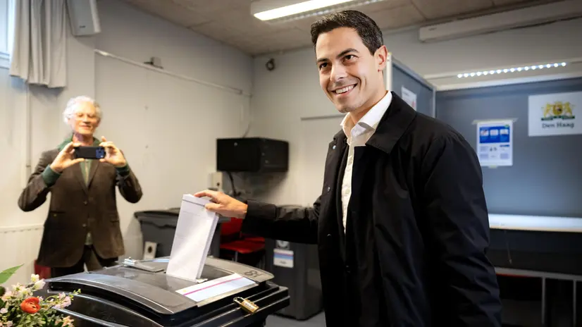 epa12489502 Rob Jetten (R), leader of the Democrats 66 (D66) party, casts his vote for the House of Representatives election at the Het Klokhuis foundation in The Hague, Netherlands, 29 October 2025. EPA/RAMON VAN FLYMEN