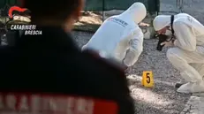 Gli uomini della Sezione investigazioni scientifiche dei Carabinieri a Villa Carcina