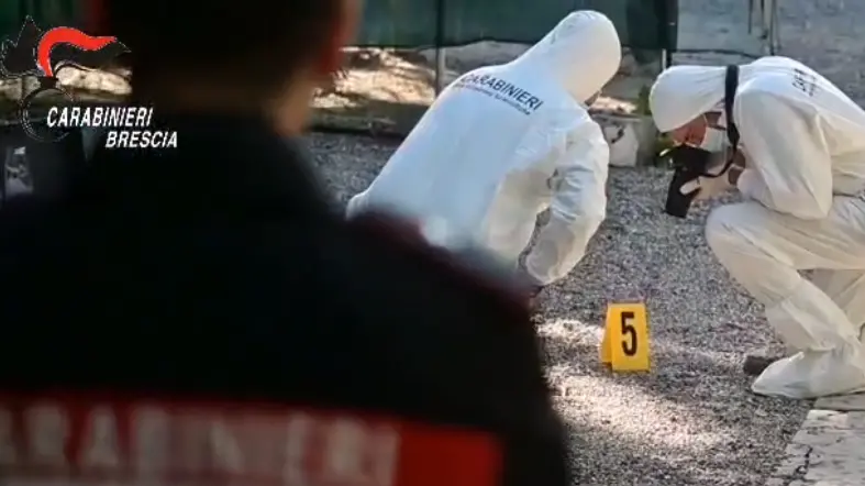 Gli uomini della Sezione investigazioni scientifiche dei Carabinieri a Villa Carcina