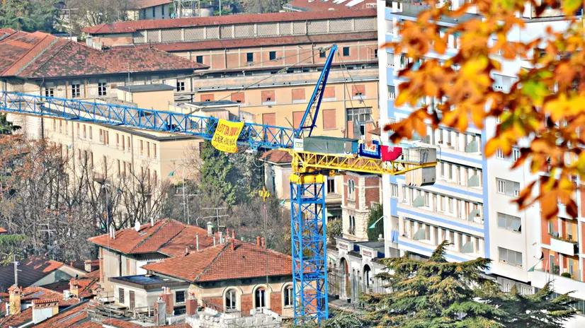 I protestanti sulla gru nel 2010 - Foto New Eden Group © www.giornaledibrescia.it