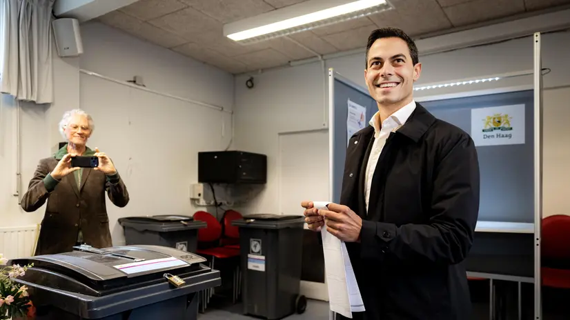 epa12489505 Rob Jetten (R), leader of the Democrats 66 (D66) party, casts his vote for the House of Representatives election at the Het Klokhuis foundation in The Hague, Netherlands, 29 October 2025. EPA/RAMON VAN FLYMEN
